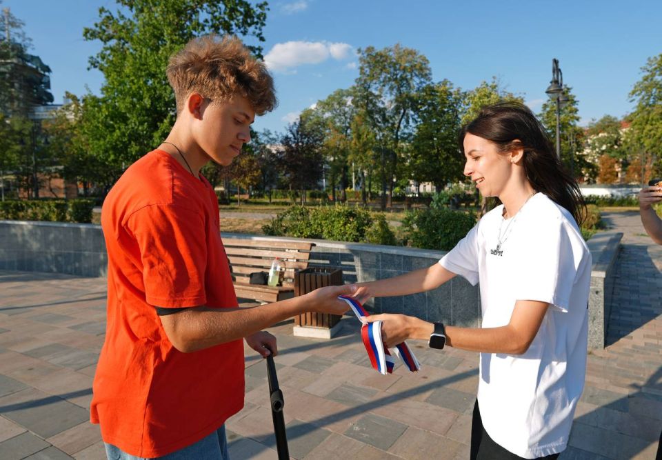 «Триколор в массы»: В Мариуполе Народная дружина раздала ленточки в цветах флага России «Триколор в массы»: В Мариуполе Народная дружина раздала ленточки в цветах флага России