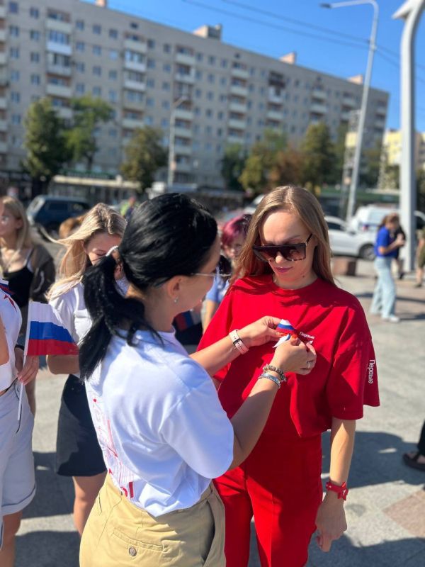 В честь Дня Государственного флага Российской Федерации улицы Мариуполя наполнились цветами российского триколора! В честь Дня Государственного флага Российской Федерации улицы Мариуполя наполнились цветами российского триколора!