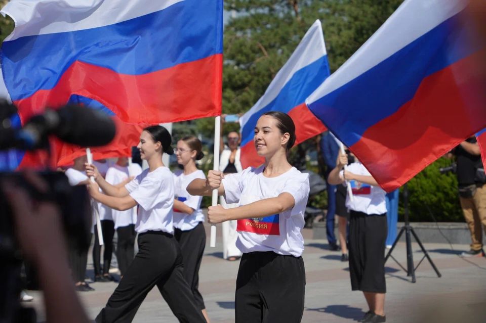 На главной площади Мариуполя развернули триколор размером 2400 м На главной площади Мариуполя развернули триколор размером 2400 м