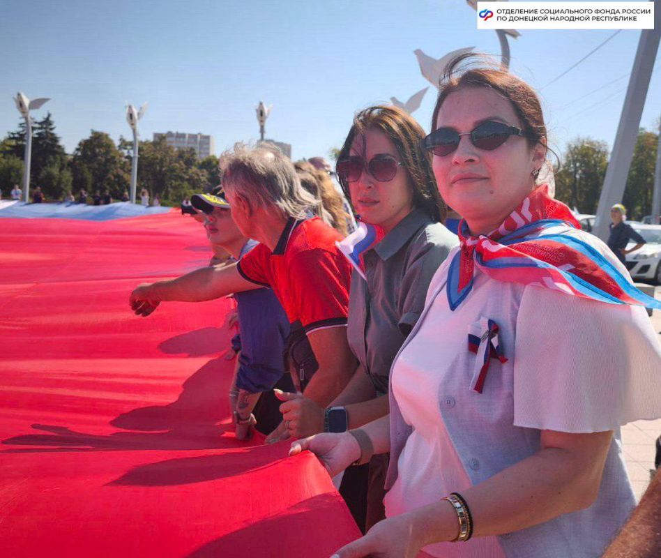 Отделение Соцфонда по ДНР празднует День государственного флага России Отделение Соцфонда по ДНР празднует День государственного флага России