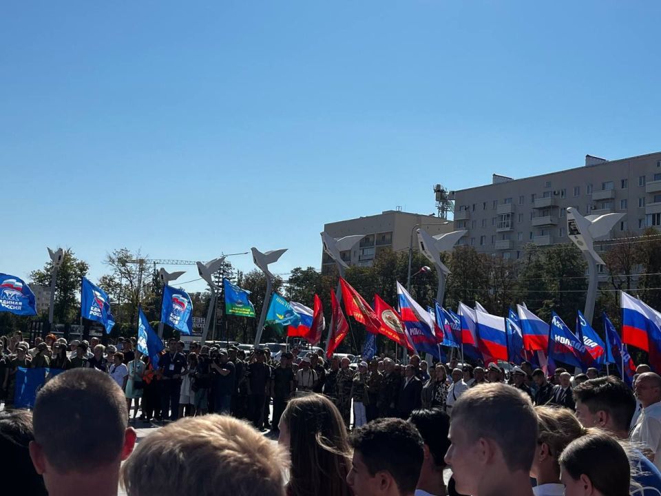 Обучающиеся ГБПОУ "Мариупольский строительный профильный колледж" приняли участие в торжественной церемонии развертывания Государственного флага Российской Федерации, прошедшей сегодня на площади Ленина Обучающиеся ГБПОУ "Мариупольский строительный профильный колледж" приняли участие в торжественной церемонии развертывания Государственного флага Российской Федерации, прошедшей сегодня на площади Ленина