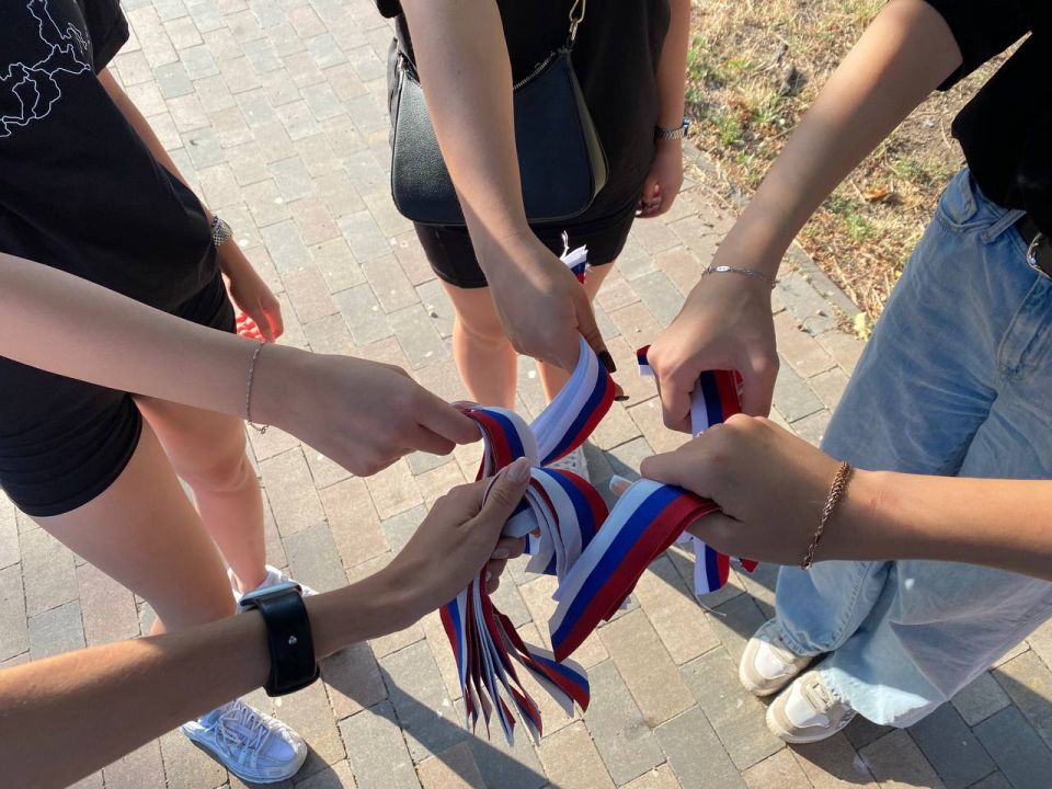 В честь Дня Государственного флага Российской Федерации улицы Мариуполя наполнились цветами российского триколора! В честь Дня Государственного флага Российской Федерации улицы Мариуполя наполнились цветами российского триколора!