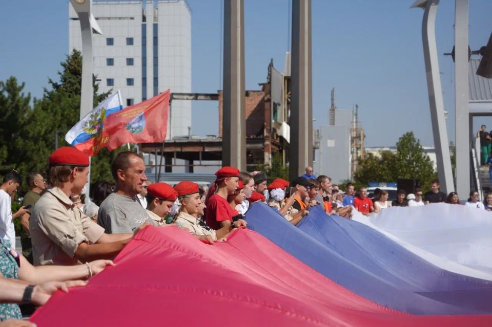 На главной площади Мариуполя развернули триколор размером 2400 м На главной площади Мариуполя развернули триколор размером 2400 м