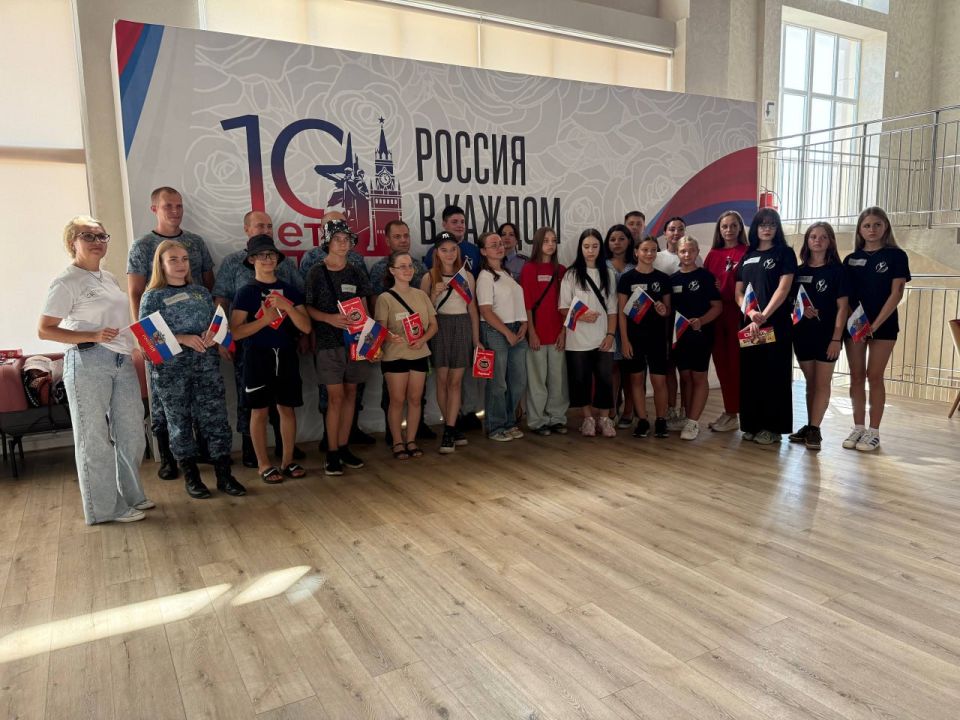 В День Государственного флага России сотрудники следственного управления провели мероприятие для воспитанников детского дома