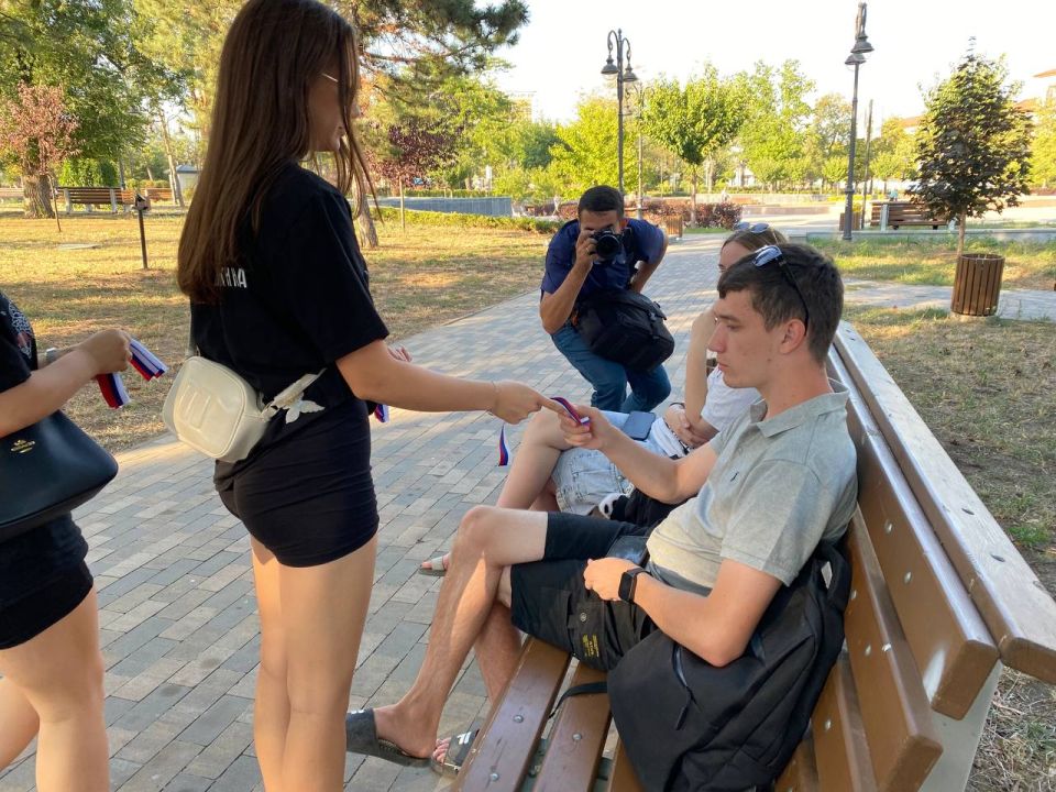 В честь Дня Государственного флага Российской Федерации улицы Мариуполя наполнились цветами российского триколора! В честь Дня Государственного флага Российской Федерации улицы Мариуполя наполнились цветами российского триколора!