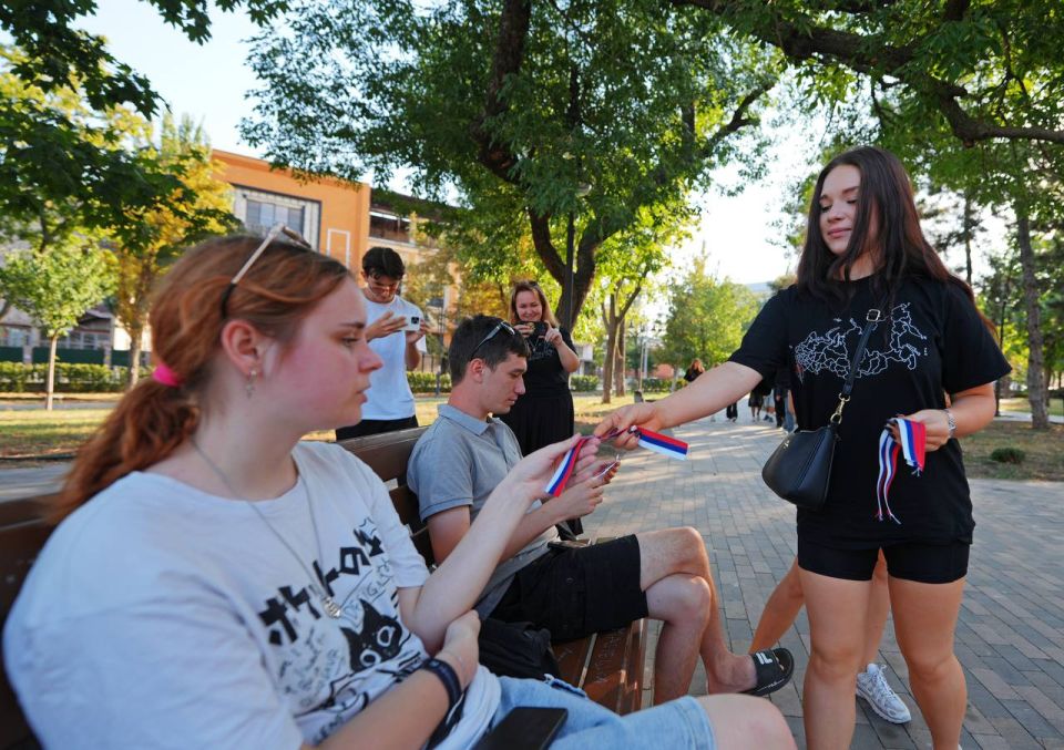 «Триколор в массы»: В Мариуполе Народная дружина раздала ленточки в цветах флага России «Триколор в массы»: В Мариуполе Народная дружина раздала ленточки в цветах флага России