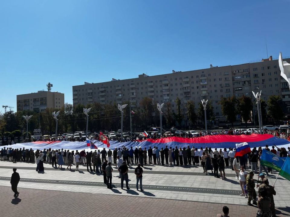 Обучающиеся ГБПОУ "Мариупольский строительный профильный колледж" приняли участие в торжественной церемонии развертывания Государственного флага Российской Федерации, прошедшей сегодня на площади Ленина Обучающиеся ГБПОУ "Мариупольский строительный профильный колледж" приняли участие в торжественной церемонии развертывания Государственного флага Российской Федерации, прошедшей сегодня на площади Ленина