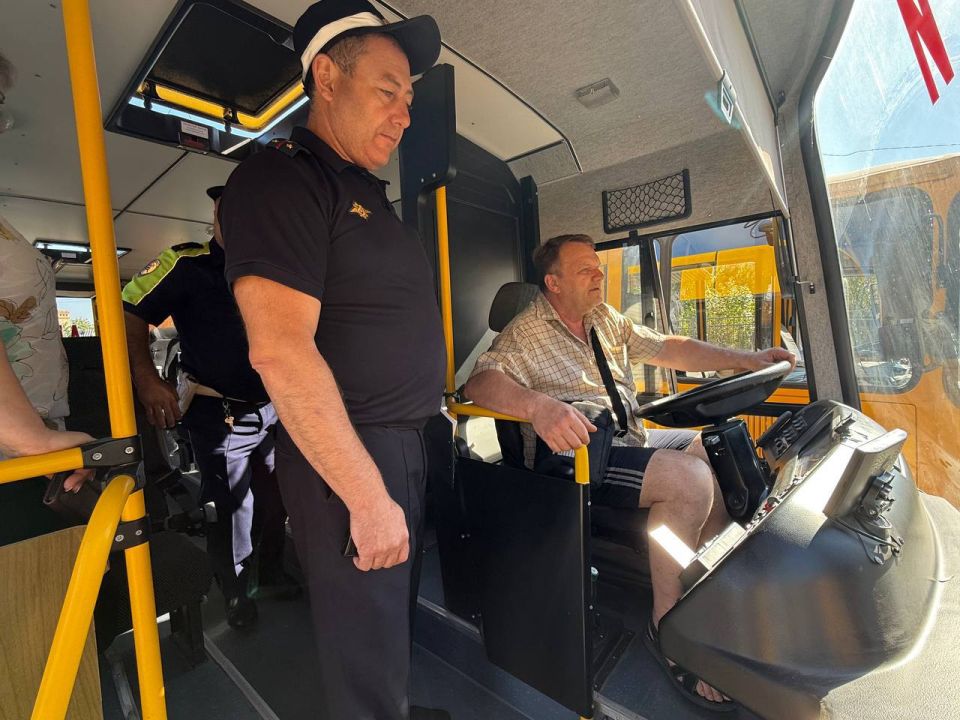 В Мариуполе сотрудники ГАИ проводят проверку школьных автобусов и профилактические беседы с водителями В Мариуполе сотрудники ГАИ проводят проверку школьных автобусов и профилактические беседы с водителями