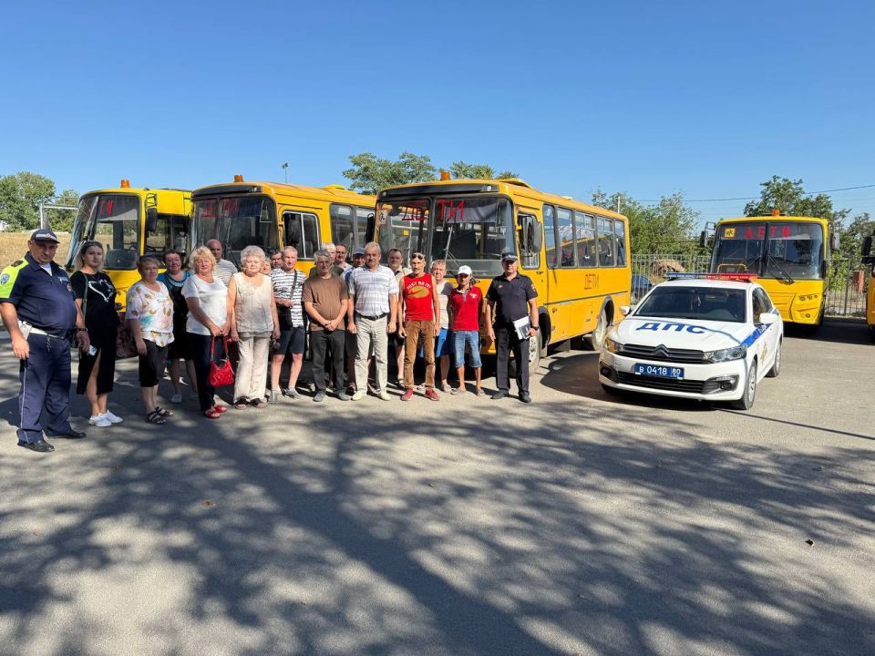 В Мариуполе сотрудники ГАИ проводят проверку школьных автобусов и профилактические беседы с водителями