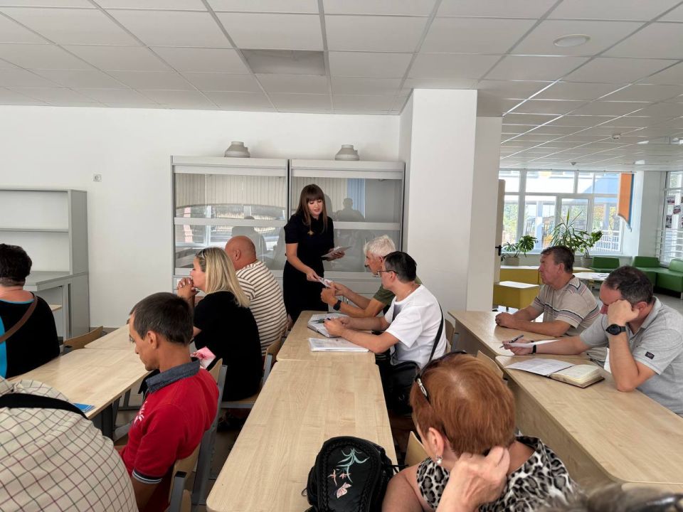 В Мариуполе сотрудники ГАИ проводят проверку школьных автобусов и профилактические беседы с водителями В Мариуполе сотрудники ГАИ проводят проверку школьных автобусов и профилактические беседы с водителями