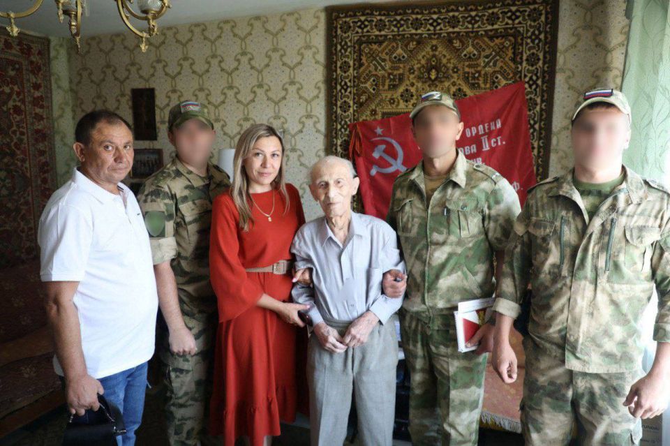В Мариуполе росгвардейцы навестили ветерана Великой Отечественной войны – участника Курской битвы