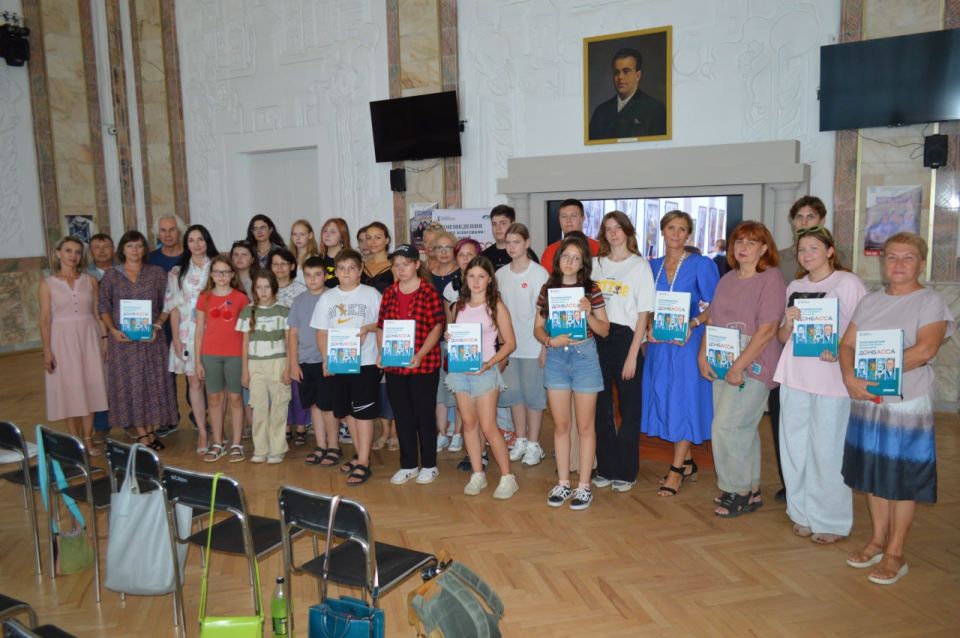 Альбом «Произведения русских классиков глазами детей Донбасса» презентовали в Мариуполе