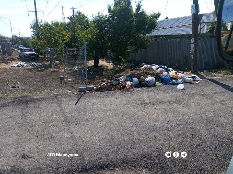 Коммунальщики расчистили от мусора открытые территории в частном секторе Мариуполя