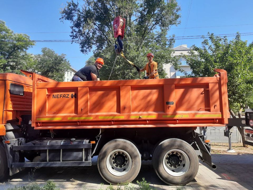 Мариупольтранс: Сотрудниками службы энергохозяйства МУП "МАРИУПОЛЬТРАНС" выполняются работы по техническому обслуживанию и замене крепежных элементов на действующей контактной сети трамвая