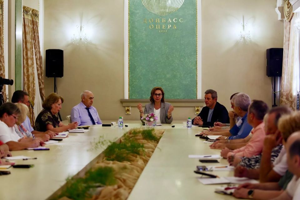 Лариса Толстыкина: На встрече с коллективом Донбасс Оперы говорили о развитии Донецкой Народной Республики
