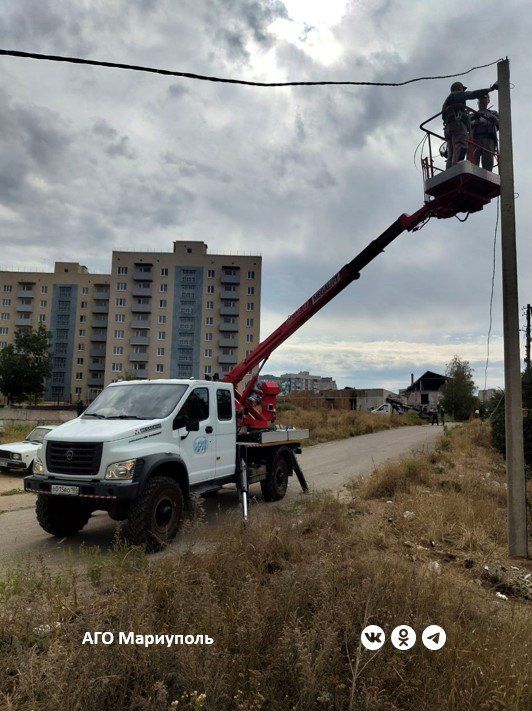 На улицах Мариуполя энергетики обновили более полутора километров воздушных линий