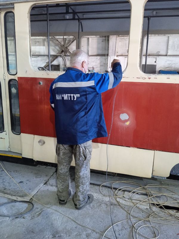 Мариупольтранс: Специалисты трамвайного депо МУП "МАРИУПОЛЬТРАНС" производят ремонт, осмотр и регулировку узлов трамвайных вагонов