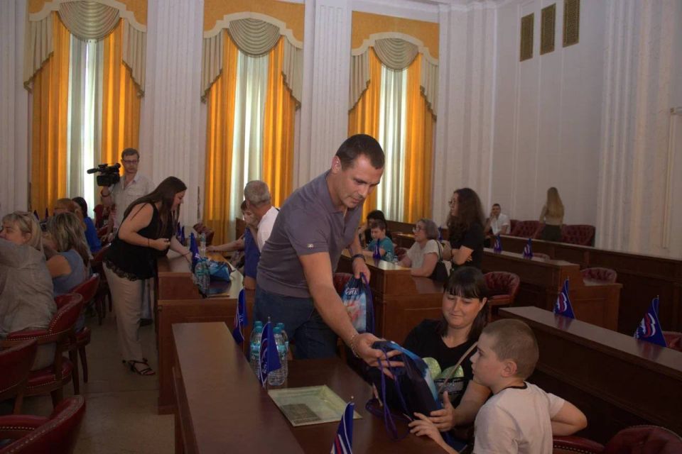 Александр Волошин: В ДНР продолжается всероссийская акция «Собери ребёнка в школу» Александр Волошин: В ДНР продолжается всероссийская акция «Собери ребёнка в школу»