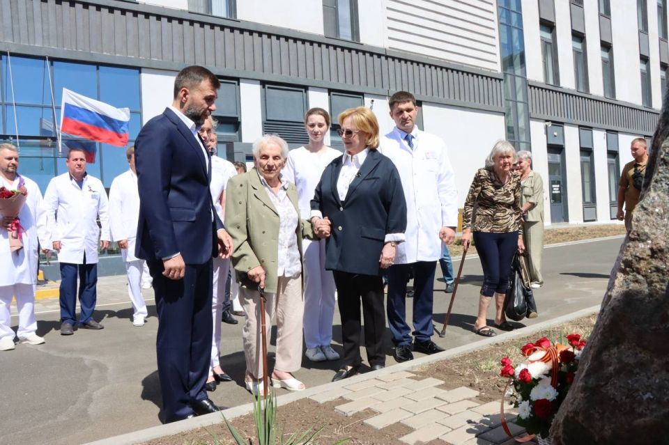 Глава Агентства проинспектировала ход строительства второго этапа Мариупольского центра, в рамках которого будет возведен четырехэтажный госпитальный корпус общей площадью свыше 20 тысяч кв.м Глава Агентства проинспектировала ход строительства второго этапа Мариупольского центра, в рамках которого будет возведен четырехэтажный госпитальный корпус общей площадью свыше 20 тысяч кв.м