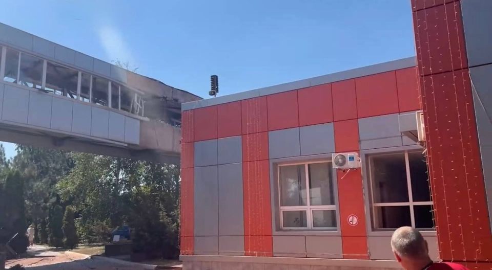 Родион Мирошник: Украинский ударный БПЛА атаковал жилой многоквартирный дом в Ильичевском районе Мариуполя Родион Мирошник: Украинский ударный БПЛА атаковал жилой многоквартирный дом в Ильичевском районе Мариуполя