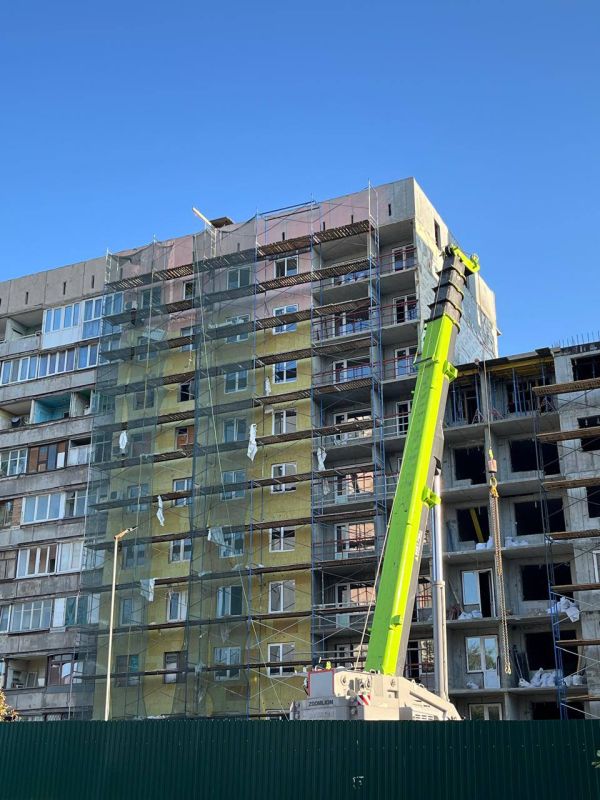 На проспекте Ленина в Мариуполе строители из Питера продолжают ремонт многоквартирного дома