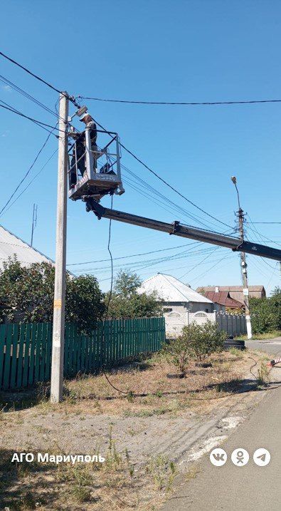 На улицах Мариуполя энергетики смонтировали 70 новых светильников