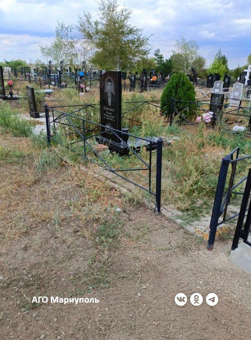 Мариупольские коммунальщики благоустроили ритуальное место в поселке Сартана