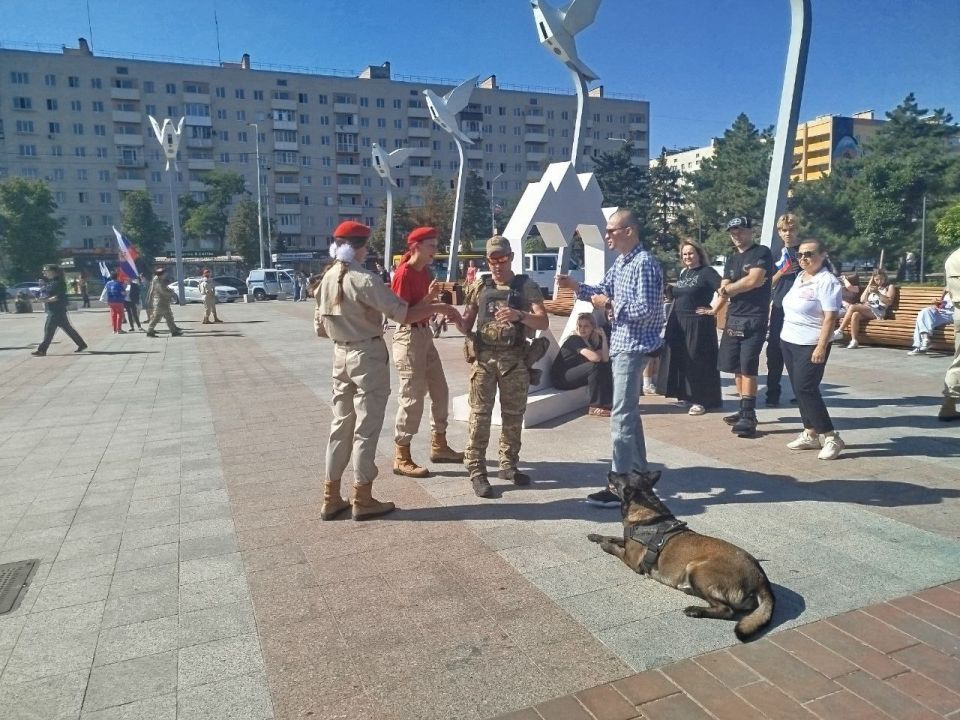 Юнармейцы г.о. Мариуполь приняли участие в акции #ДеньФлагаРФМГЮ жителям города были розданы ленточки и рассказана история создания флага РФ