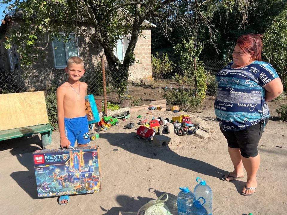 Стало тише, но дроны летают: первые волонтеры привезли гуманитарную помощь в Новопетриковку Стало тише, но дроны летают: первые волонтеры привезли гуманитарную помощь в Новопетриковку