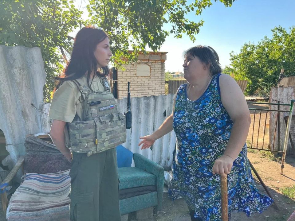 Стало тише, но дроны летают: первые волонтеры привезли гуманитарную помощь в Новопетриковку Стало тише, но дроны летают: первые волонтеры привезли гуманитарную помощь в Новопетриковку