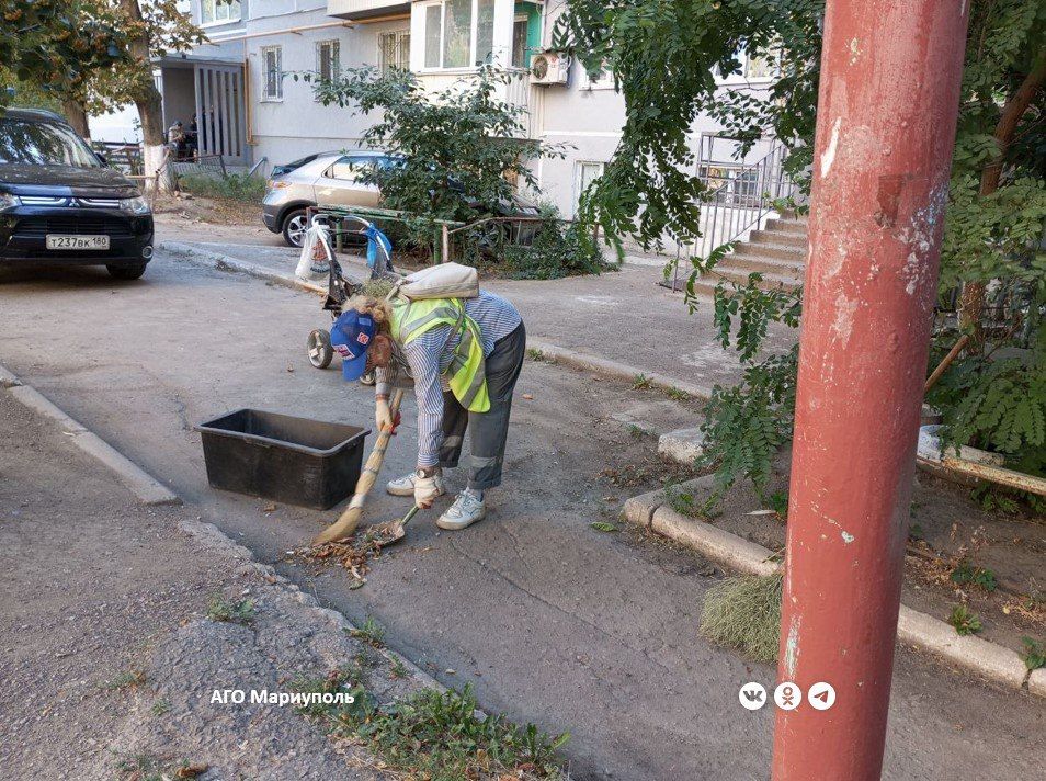 В двух районах Мариуполя коммунальщики благоустроили очередные дворы многоэтажек В двух районах Мариуполя коммунальщики благоустроили очередные дворы многоэтажек