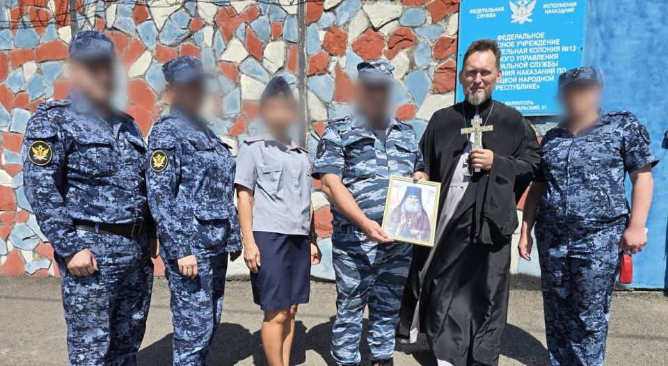 Личному составу ИК-13 передали в дар икону покровителя сотрудников УИС Личному составу ИК-13 передали в дар икону покровителя сотрудников УИС