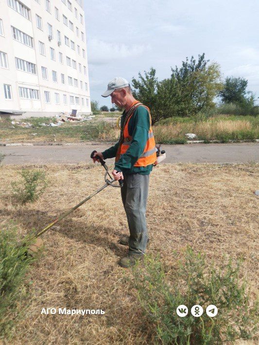 В двух районах Мариуполя коммунальщики благоустроили очередные дворы многоэтажек