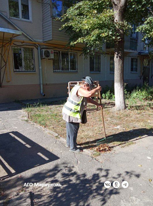 В двух районах Мариуполя коммунальщики благоустроили очередные дворы многоэтажек В двух районах Мариуполя коммунальщики благоустроили очередные дворы многоэтажек