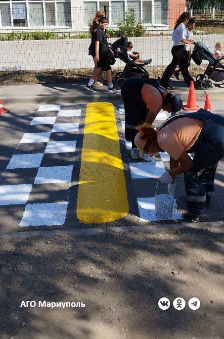 Дорожники продолжают обновлять разметку возле мариупольских школ