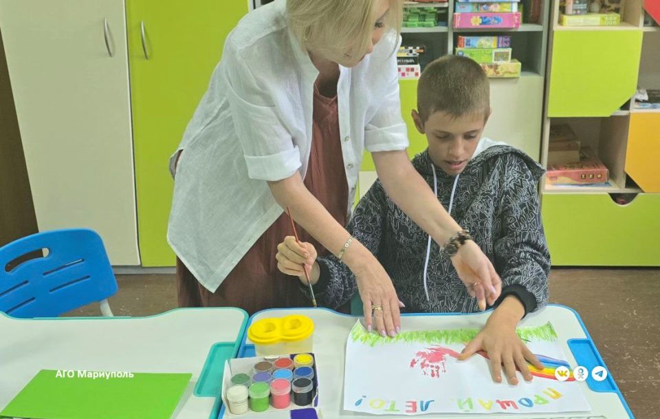 Особенным деткам левобережья Мариуполя устроили праздник прощания с летом