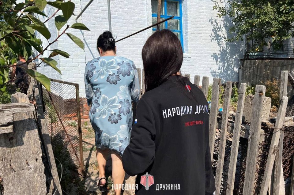 Твори добро!. Мариупольский штаб Народной Дружины совместно с администрацией Мангушского м.о ,советом женщин Мангушского МО в рамках проекта «ДобровольчесвоНД», оказали помощь маломобильным жителям поселка Азовское