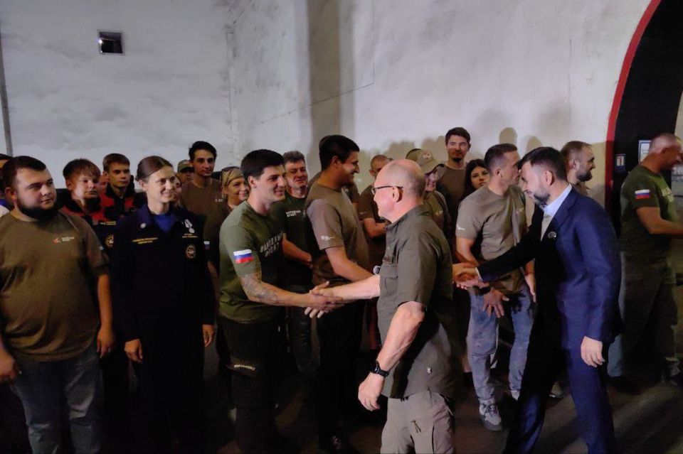 Денис Пушилин: С первым заместителем Руководителя Администрации Президента Российской Федерации Сергеем Кириенко поблагодарили волонтеров Народного Фронта, Молодой Гвардии Единой России, Всероссийского студенческого корпуса... Денис Пушилин: С первым заместителем Руководителя Администрации Президента Российской Федерации Сергеем Кириенко поблагодарили волонтеров Народного Фронта, Молодой Гвардии Единой России, Всероссийского студенческого корпуса...