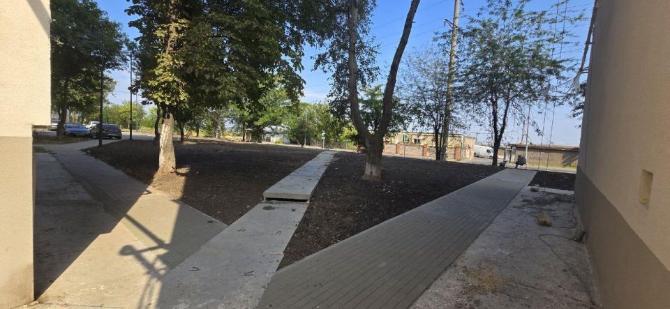 Петербургские строители завершают благоустройство дворов в Мариуполе Петербургские строители завершают благоустройство дворов в Мариуполе