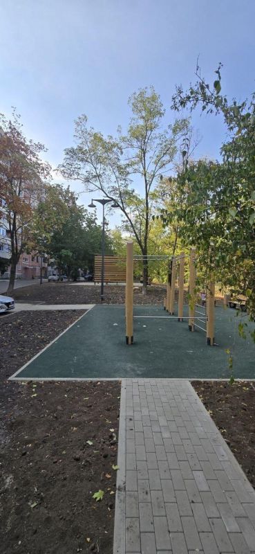 Петербургские строители завершают благоустройство дворов в Мариуполе Петербургские строители завершают благоустройство дворов в Мариуполе