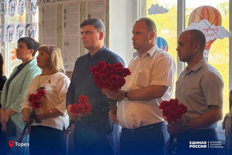 По партпроекту Единой России «Новая школа» в Торезе открыли памятную доску и «Парту Героя», посвященную защитнику Донбасса Евгению Морозову По партпроекту Единой России «Новая школа» в Торезе открыли памятную доску и «Парту Героя», посвященную защитнику Донбасса Евгению Морозову