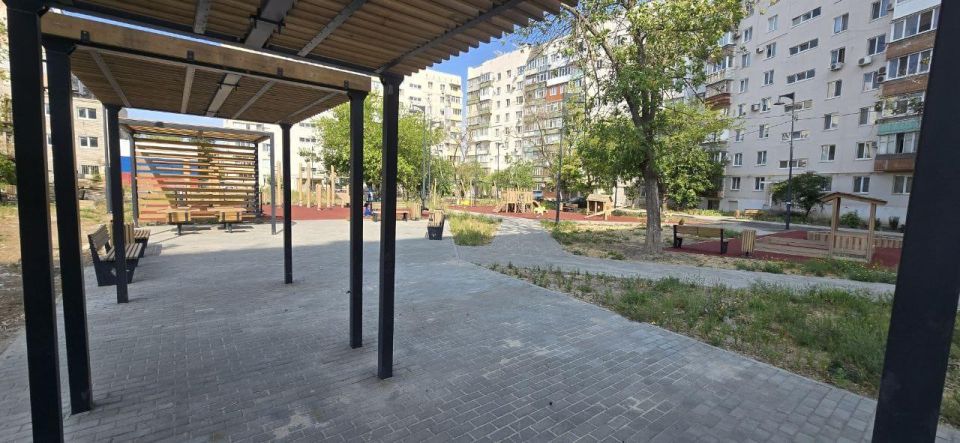 Петербургские строители завершают благоустройство дворов в Мариуполе Петербургские строители завершают благоустройство дворов в Мариуполе