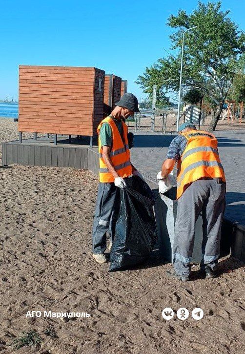 Коммунальщики продолжают приводить в порядок территории мариупольских пляжей