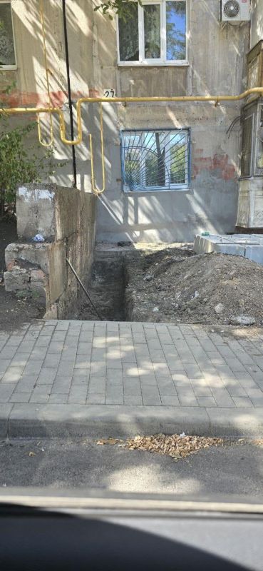 Петербургские строители завершают благоустройство дворов в Мариуполе Петербургские строители завершают благоустройство дворов в Мариуполе