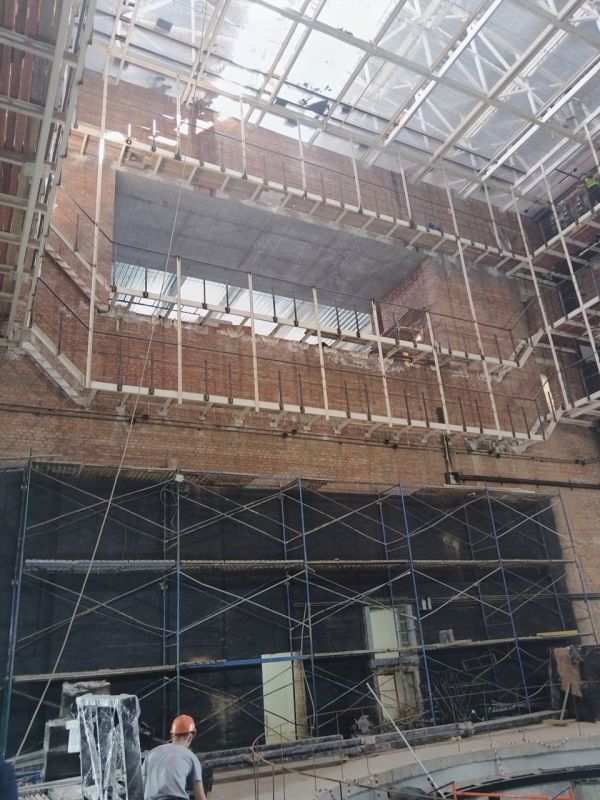 Министр культуры ДНР Михаил Желтяков и представители Комитета по культуре Санкт-Петербурга проверили ход восстановления здания Мариупольского республиканского академического ордена «Знак Почета» русского драматического театра