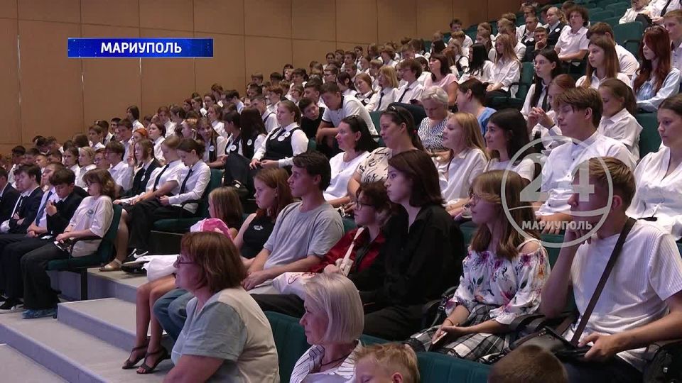 С трёх лет на сцене: в красном платье с белым кружевом! Актриса театра и кино Анастасия Мельникова рассказала мариупольским школьникам о своем творческом пути