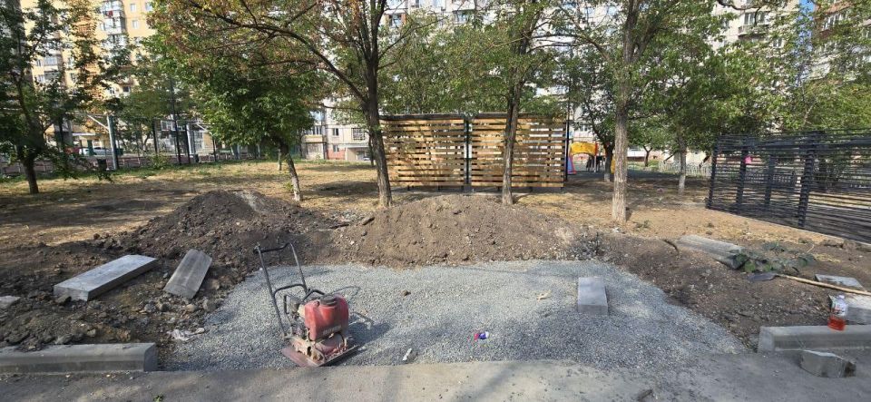 Петербургские строители завершают благоустройство дворов в Мариуполе Петербургские строители завершают благоустройство дворов в Мариуполе