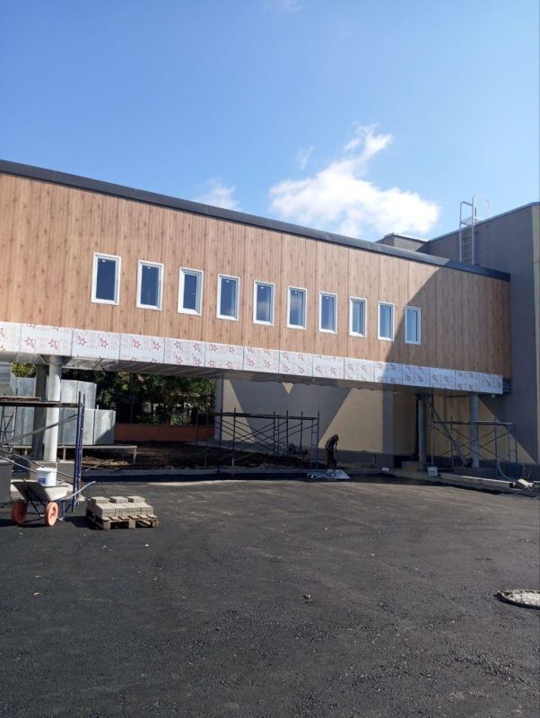 Восстанавливается физкультурно-оздоровительный комплекс на улице Левченко в Мариуполе