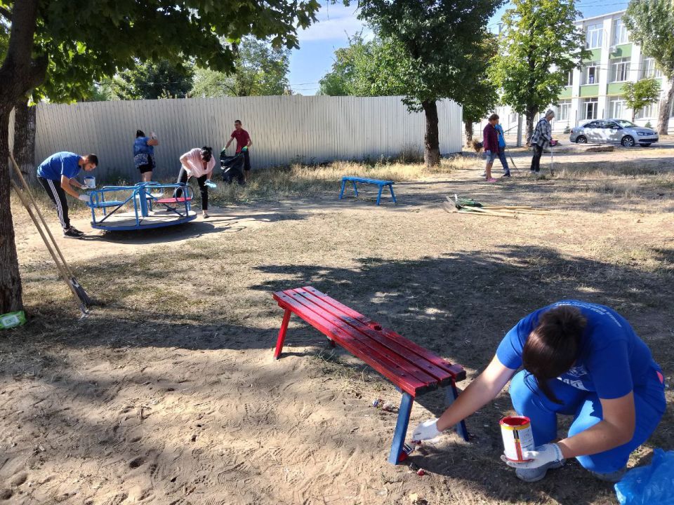 Проведение субботника в поселке Каменск Ильичевского района города Мариуполь Проведение субботника в поселке Каменск Ильичевского района города Мариуполь