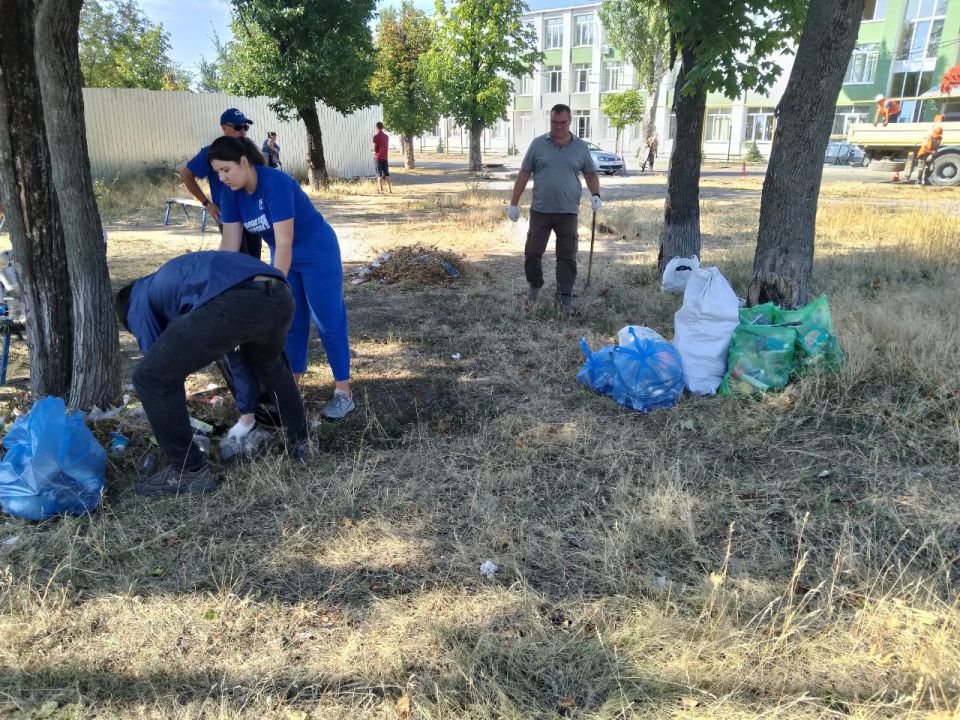 Проведение субботника в поселке Каменск Ильичевского района города Мариуполь Проведение субботника в поселке Каменск Ильичевского района города Мариуполь